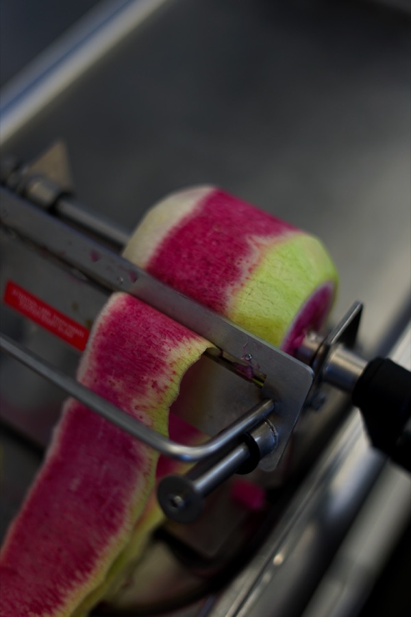 Wassermelonenrettich in der Schälmaschine