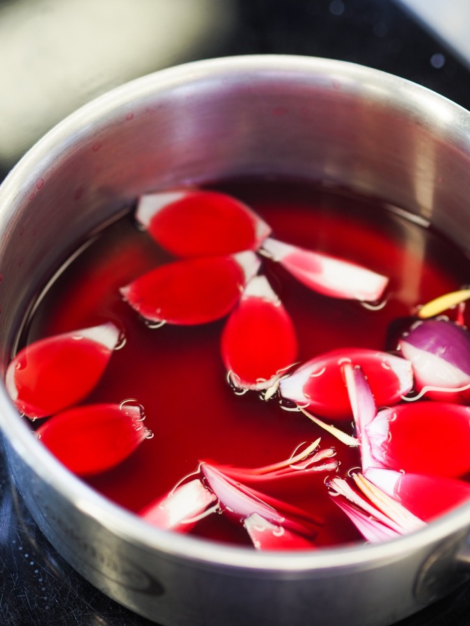 Rote Zwiebeln im roten Gemüsefond