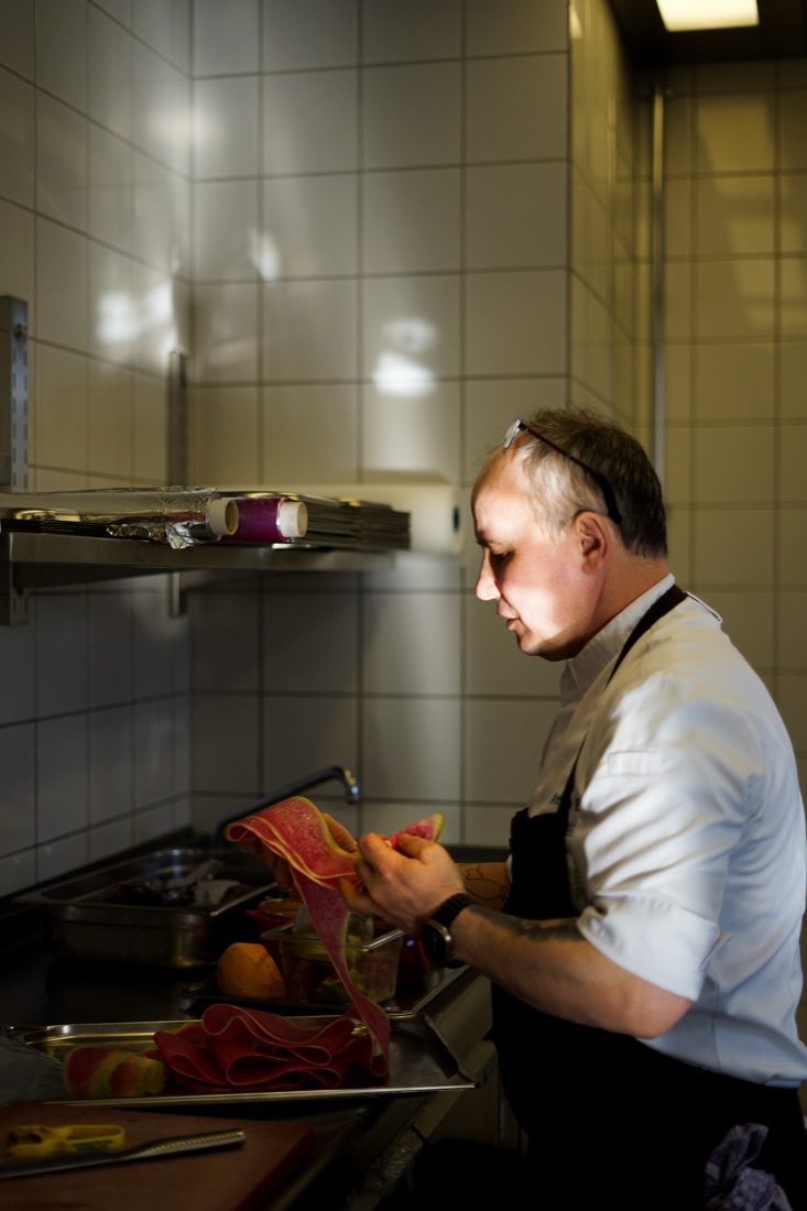 Anatol Elert in der Küche beim Verarbeiten von Wassermelonenrettich